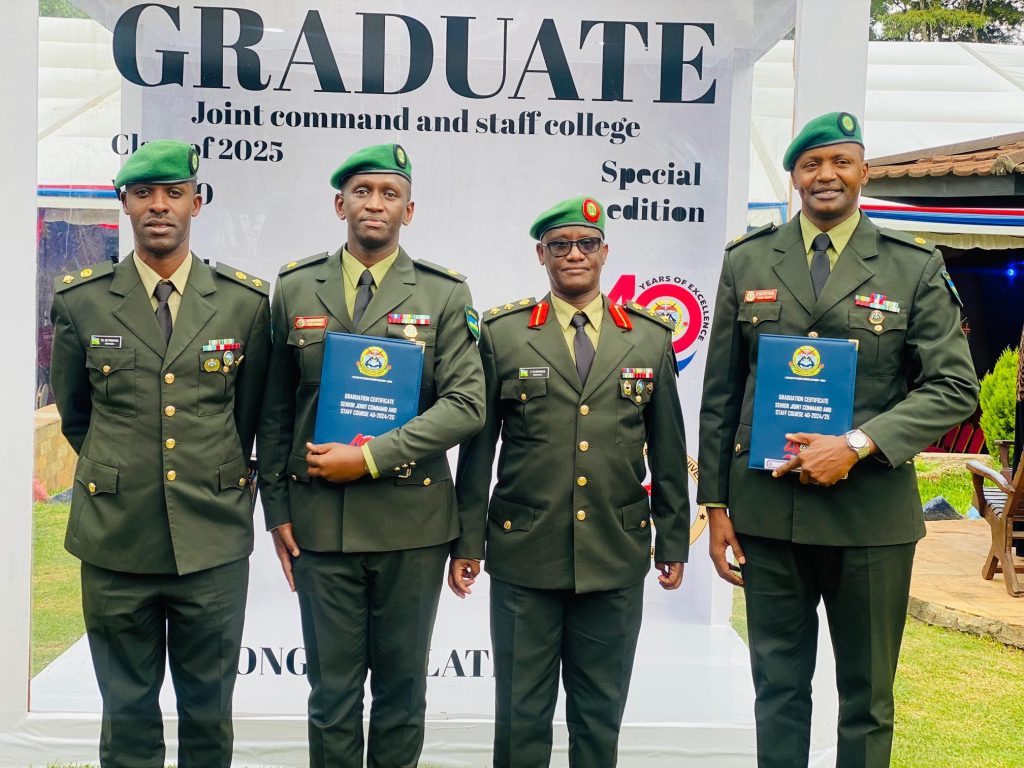 Abofisiye 2 ba RDF basoje amasomo ya gisirikare muri Kenya