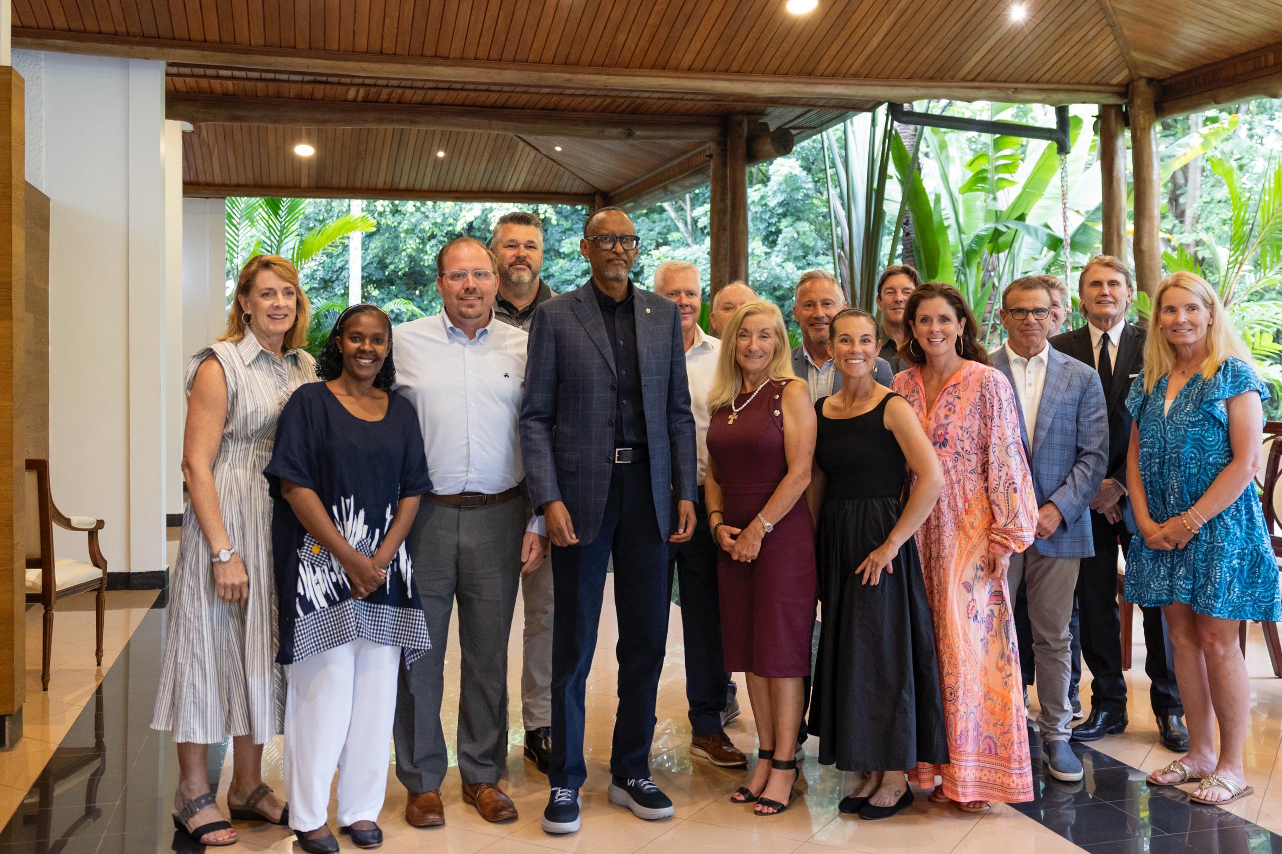 Perezida Kagame yashimiye abatangirije ishuri munsi y’igiti rikaba ubukombe