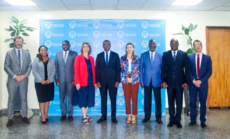 Minisitiri Dr Vincent Biruta yaganiriye n’intumwa za OIF ku kibazo cy’umutekano muri RDC