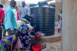 Nyagatare: Imiryango 100 yagorwaga no kubona amazi yahawe ibigega