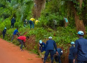 Abapolisi b’u Rwanda bari mu butumwa bifatanyije n’abaturage ba Santrafurika mu muganda rusange