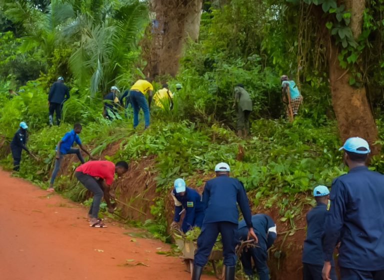 Abapolisi b’u Rwanda bari mu butumwa bifatanyije n’abaturage ba Santrafurika mu muganda rusange