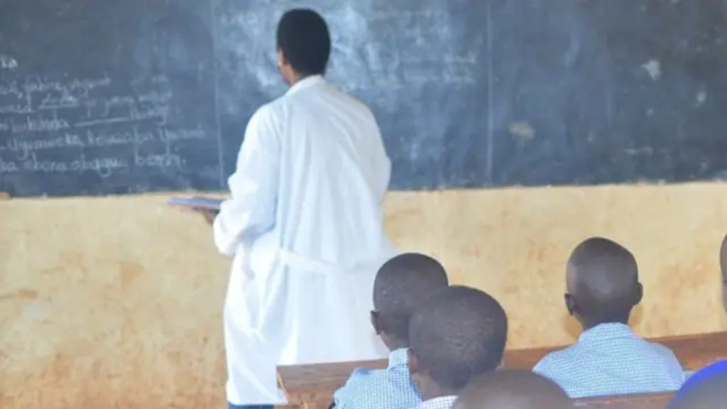 Abarimu bagiye gusuzumwa abatazi Icyongereza bavanwe mu kazi