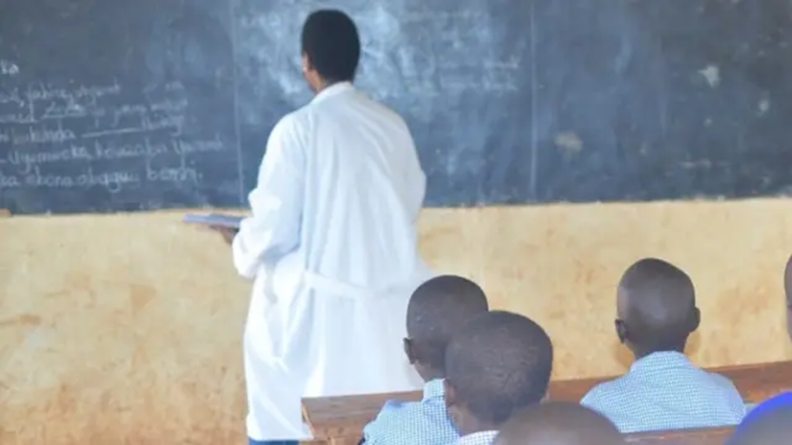 Abarimu bagiye gusuzumwa abatazi Icyongereza bavanwe mu kazi