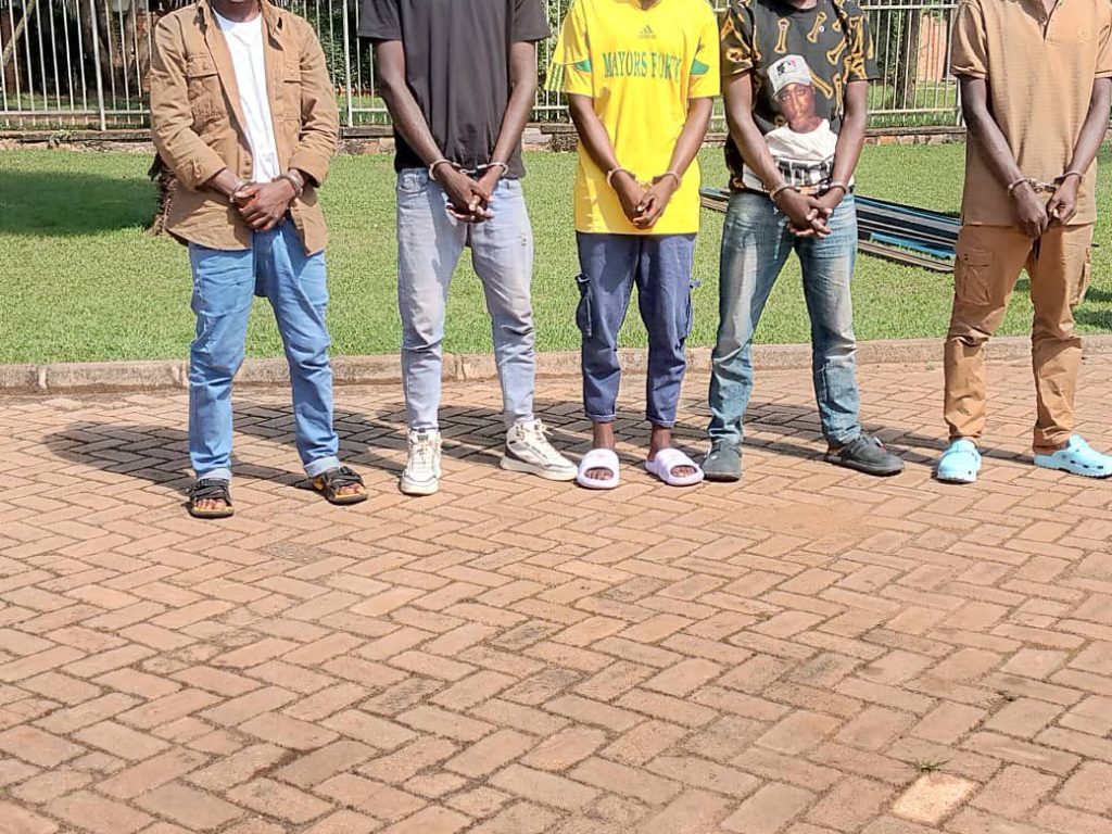 Iburasirazuba: Polisi yerekanye 5 bakekwaho kwiba miliyoni 25 Frw na telefoni 600