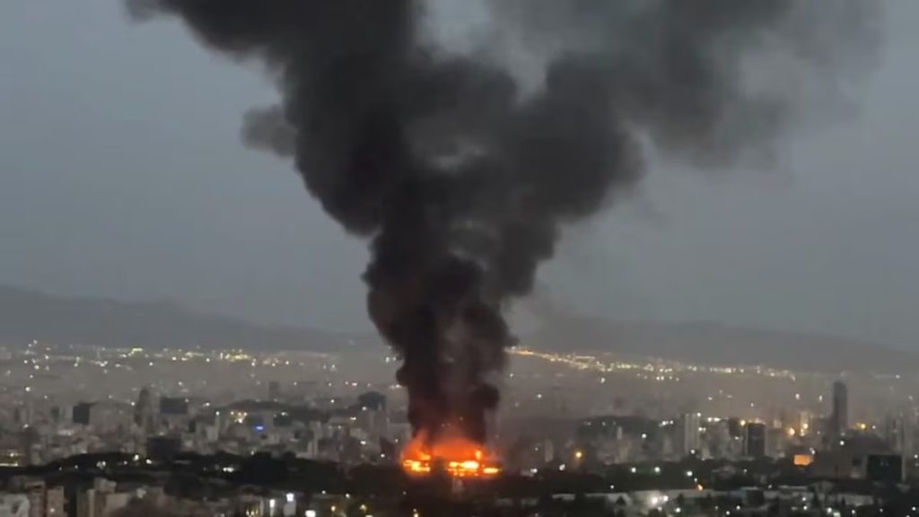 Trump yasabye Iran kumanika amaboko itazuyaje