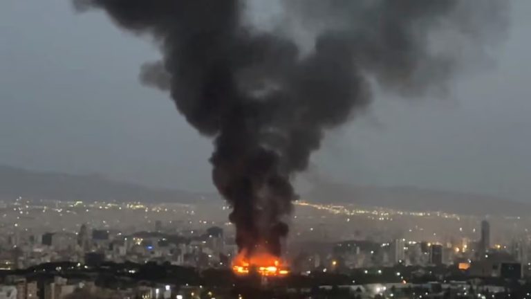 Trump yasabye Iran kumanika amaboko itazuyaje