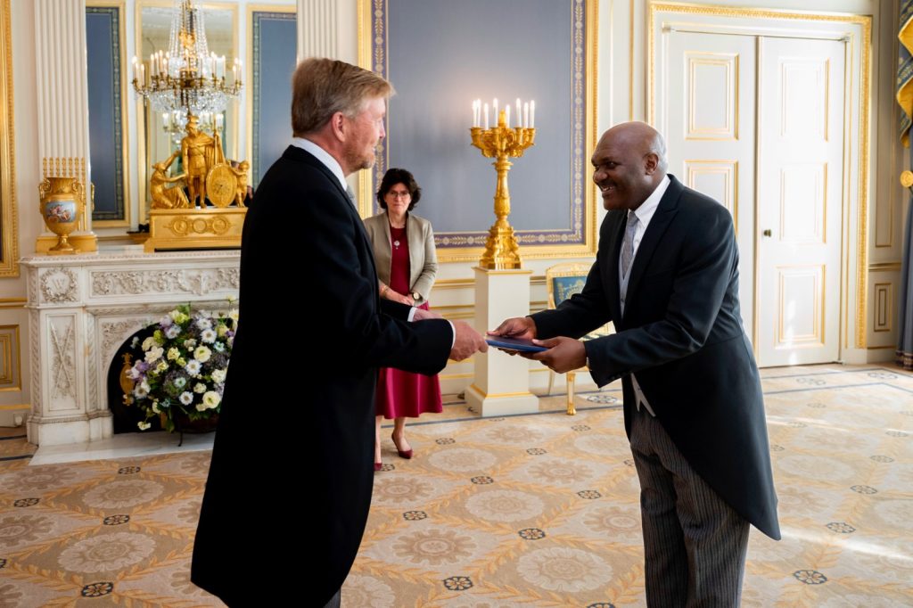 Amb. Dushimimana yatanze impapuro zo guhagararira u Rwanda mu Buholandi