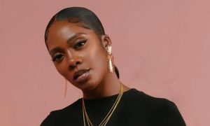 Tiwa Savage yihenuye k’uwavuze ko agirwa mwiza n’amafoto