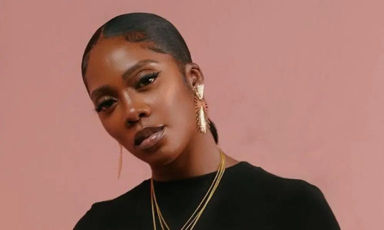 Tiwa Savage yihenuye k’uwavuze ko agirwa mwiza n’amafoto