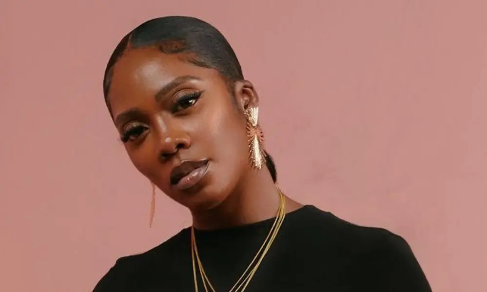 Tiwa Savage yihenuye k’uwavuze ko agirwa mwiza n’amafoto