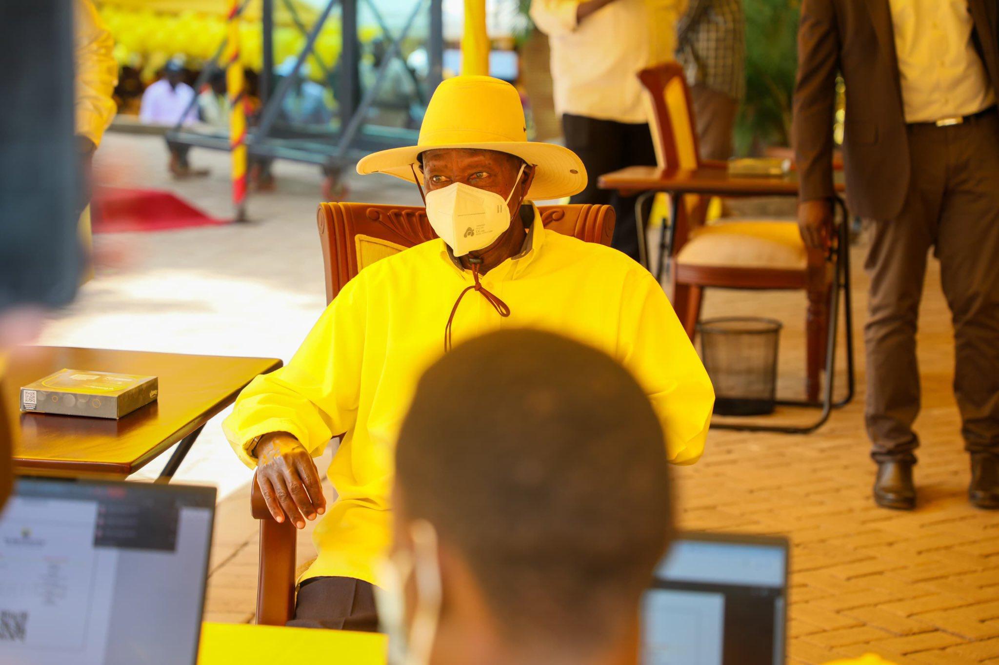 Uganda: Perezida Museveni yafashe impapuro zo kuziyamamaza mu matora