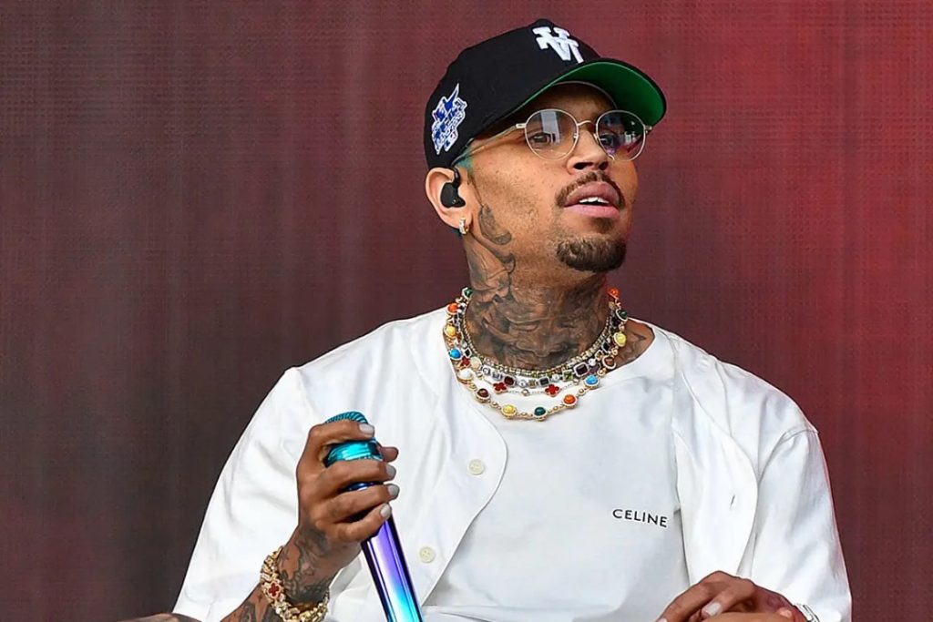 Chris Brown yikomye abamugereranya n’abandi bahanzi