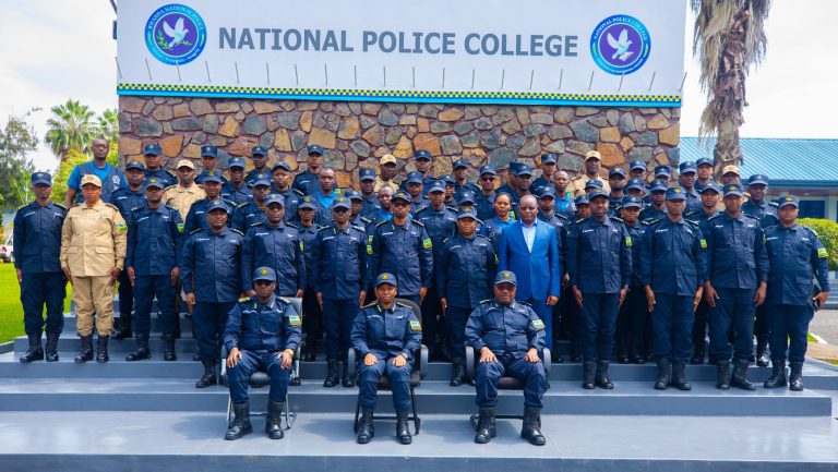 Ba Ofisiye bato 45 basoje amahugurwa basabwe kubera icyitegererezo abo bayobora