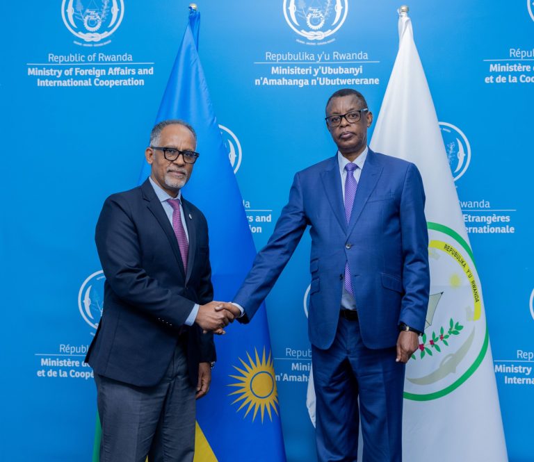 Gen (Rtd) Kabarebe n’Umuyobozi wa ICRC baganiriye ku butabazi mu Karere 