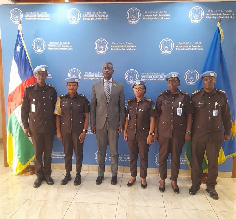 Santarafurika: Ba Ofisiye ba RCS bagiranye ibiganiro na Amb Kayumba