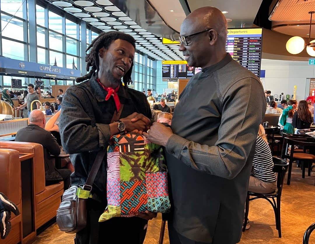 Ruti Joel yagaragaje ibyishimo yatewe no guhura na Ambasaderi Busingye