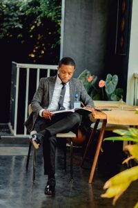Bimenyimana yasohoye indirimbo yibutsa ko Imana ari yo Isumba byose