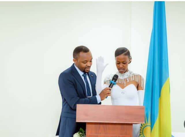 Umusizi Uwababyeyi Viviane yasezeranye mu mategeko
