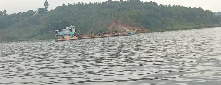 Rusizi: Ubwato bwavaga ku Idjwi bwerekeza i Bukavu bwagonze ibuye burangirika