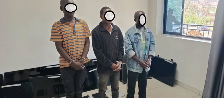 Musanze: Polisi yerekanye abakekwaho kwiba no kugura ibikoresho by’ikoranabuhanga
