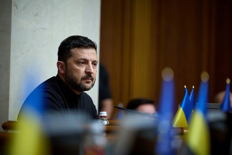 Ukraine: Zelensky ari mu gihirahiro nyuma y’aho abaturage bigaragambije bamwamagana  