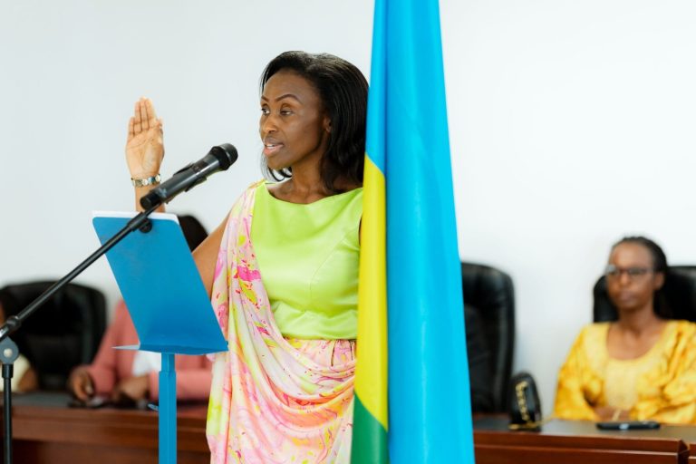 Dushimimana yarahiriye kuyobora Komisiyo y’u Rwanda ishinzwe ivugururwa ry’amategeko