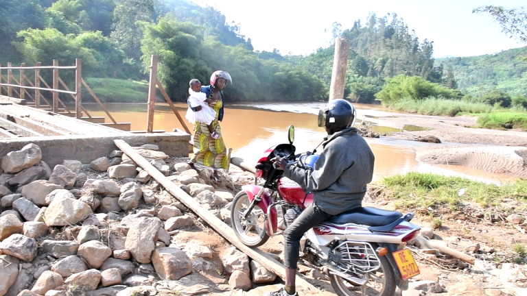 Ikiraro gihuza Muhanga na Ngororero cyasenyutse kibangamiye ubuhahirane