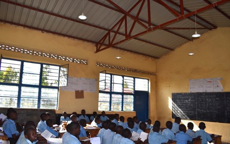 95% by’amashuri yo mu Rwanda azaba afite amashanyarazi mu 2029