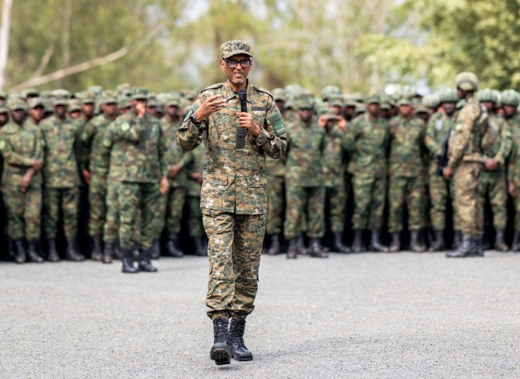 Perezida Kagame yaganirije abofisiye 6000 basoje amasomo ya gisirikare