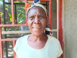 Rutsiro: Arashimira Leta yamwubakiye ikamukiza kurara mu mazi