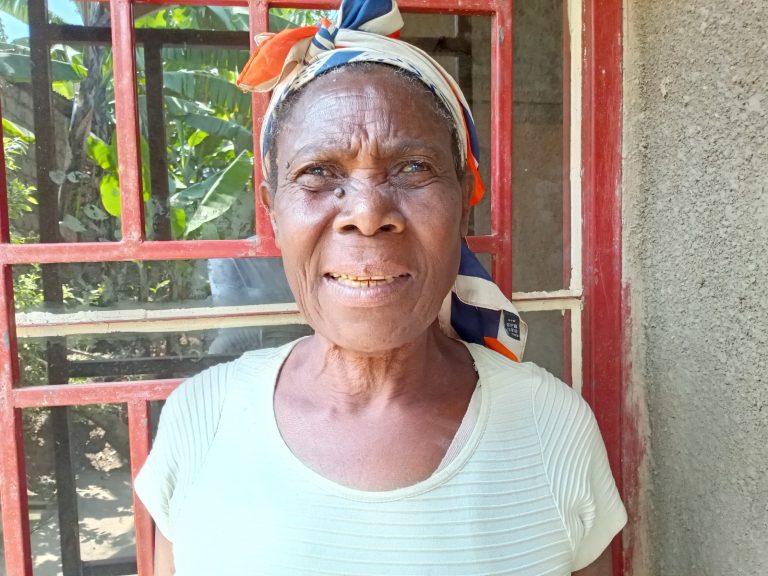 Rutsiro: Arashimira Leta yamwubakiye ikamukiza kurara mu mazi