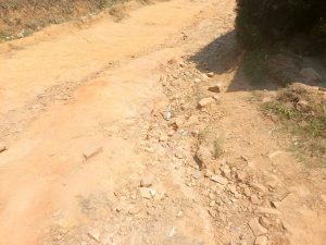 Karongi: Rugabano bagorwa n’ingendo kubera umuhanda mubi