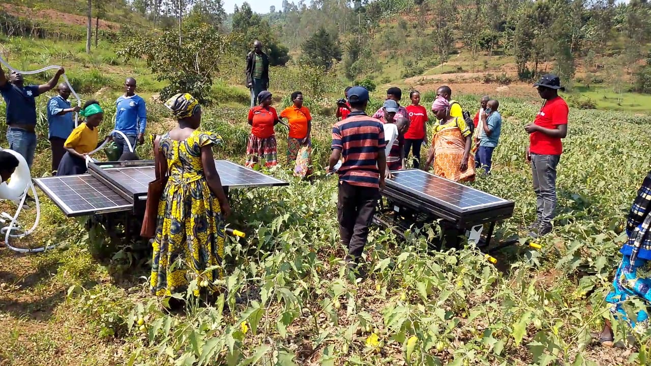 Muhanga: Ingufu z’imirasire y’izuba zibafasha kuhira imyaka<strong> </strong>