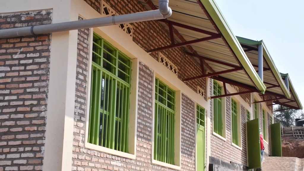 Kamonyi: Abana bubakiwe ishuri ry’inshuke baruhuka urugendo