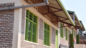Kamonyi: Abana bubakiwe ishuri ry’inshuke baruhuka urugendo
