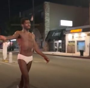 Lil Nas X yafunzwe kubera gutembera mu muhanda yambaye akenda k’imbere gusa