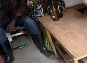 Musanze: Batewe inkeke n’insoresore n’abagabo bitwaza imipanga mu tubari