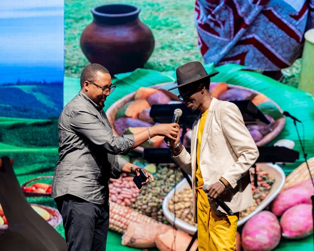 Rumaga na Murekatete baserutse mu gitaramo Umuganura gakondo Festival