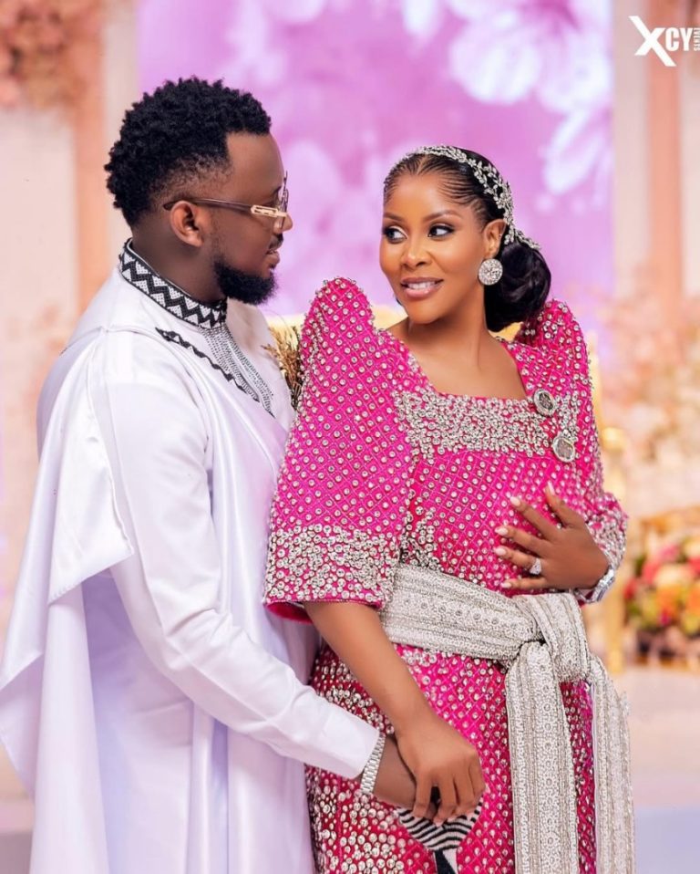 Yambaye kinyarwanda Levixone yerekanwe kwa Desire Luzinda