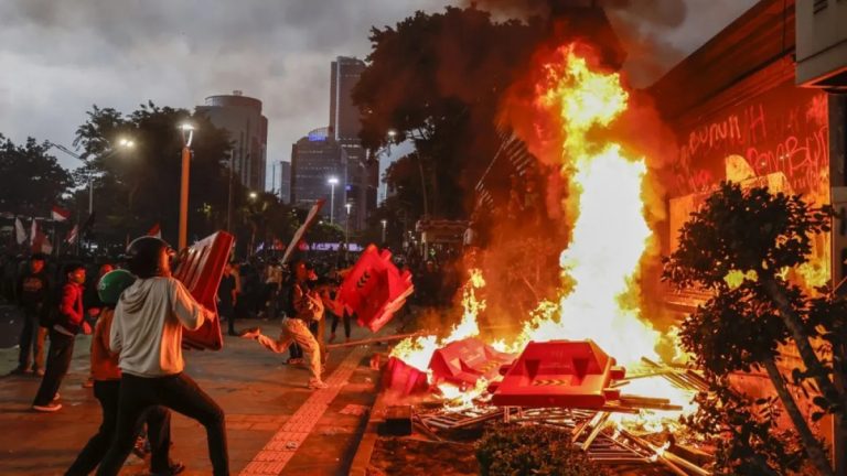 Indonesia: Inkongi yahitanye batatu bishinjwa abigaragambya