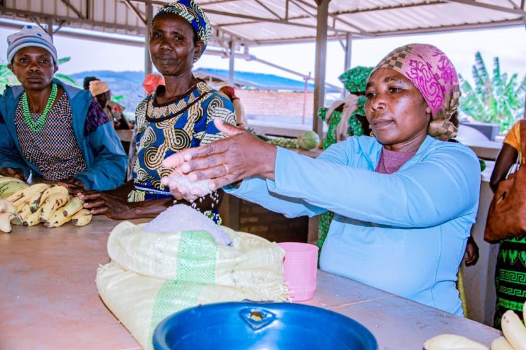 Huye: Abubakiwe isoko barifuza ko ryagurwa ntibakirikwirwamo
