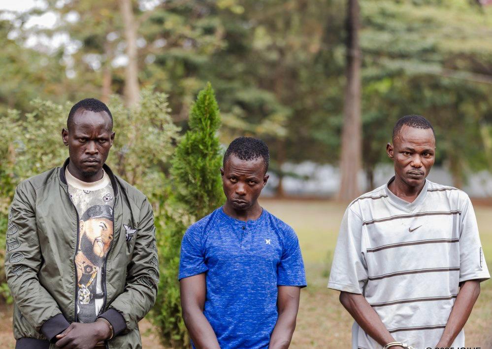 Polisi yerekanye abagabo batatu bagaragaye mu mashusho batema umugore