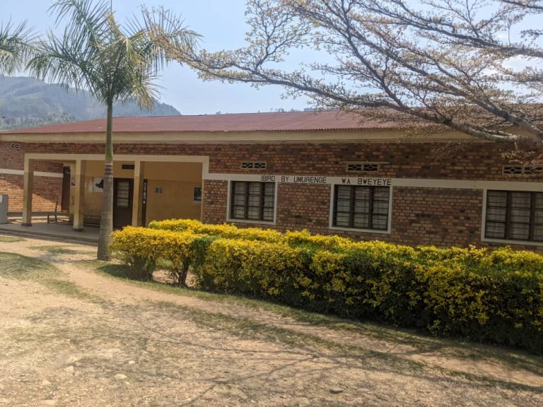 Rusizi: Afungiye gukomeretsa abo inkoko ye yoneye