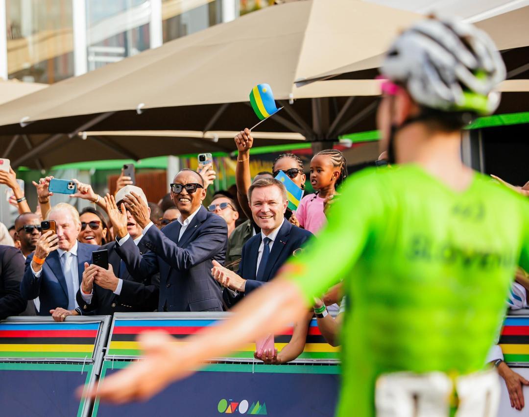 Perezida Kagame yashimiye Abanyarwanda basigiye UCI urwibutso