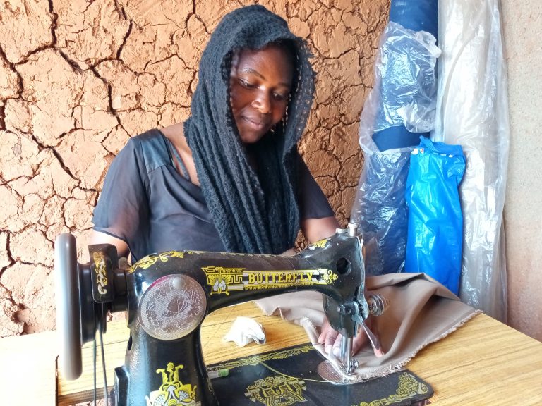 Rutsiro: Yahereye ku kazi ko mu rugo yiga kudoda bimuhindurira ubuzima