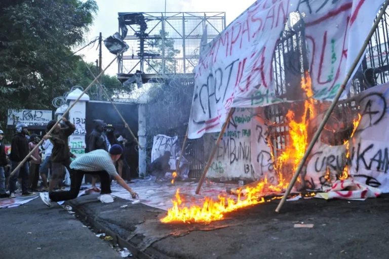 Indonesia: Imyigaragambyo yamagana ihohoterwa n’imishahara mito yafashe indi ntera