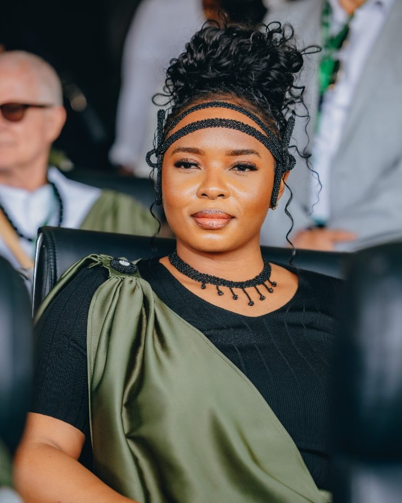 Yemi Alade yashimishijwe n’urugwiro yagaragarijwe n’ingagi