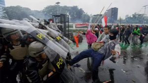 Indonesia: Abaminisitiri batanu birukanywe nyuma y’imyigaragambyo yaguyemo abantu 10
