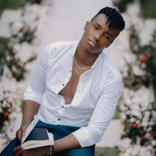 Ross Kana yazinutswe gukorana n’inzu ifasha abahanzi barenze umwe